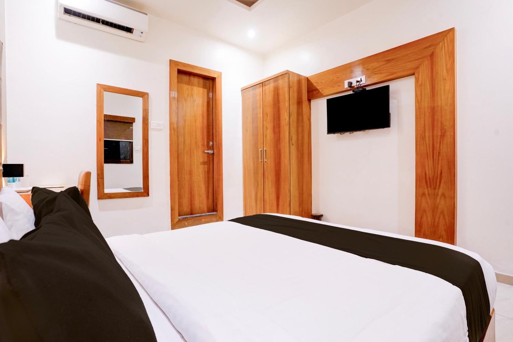 Super Townhouse Oak Times Square Le Western Мумбаи Экстерьер фото