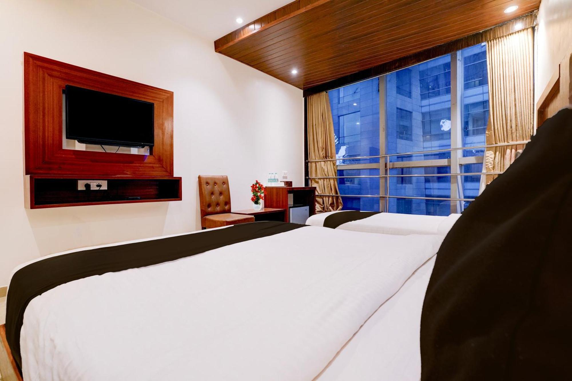 Super Townhouse Oak Times Square Le Western Мумбаи Экстерьер фото